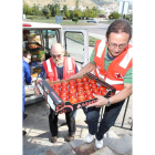 Reparto de alimentos de Cruz Roja, en imagen de archivo.