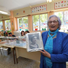 Esther Prada Garcia de 89 años acudió a votar con un retrato de ella de joven por que no se le reconociía en la foto del carne de identidad