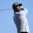 Tiger Woods golpea la bola en  la primera vuelta del torneo celebrado en Torrey Pines, en San Diego (EEUU).