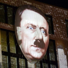 Unos almacenes de Berlín con el retrato de Hitler en la fachada