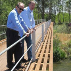 Silván durante la Ruta Jacobea visitó la pasarela sobre el Porma instalada para los peregrinos.