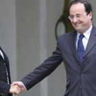 Sarkozy y Hollande se dan un apretón de manos en las escalinatas del Elíseo, en junio del 2007.
