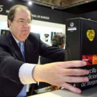 Juan Vicente Herrera en un expositor de Alimentaria con productos de Castilla y León.