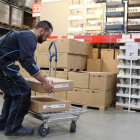 Borja, un empleado de Ikea en Badalona, lleva puesto un exoesqueleto para trabajar con facilidad y corregir errores.