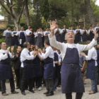 El cocinero Ferrán Adrià celebra la despedida con su equipo del restaurante El Bulli.