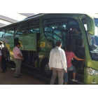 Los pasajeros del vuelo León-Palma, en el autocar que los desplazó hasta Burgos.