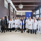 El equipo que llevó a cabo la operación posó ayer con el consejero de Sanidad.