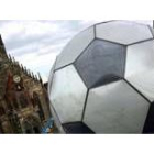 Un balón gigante colocado frente a una iglesia es reclamo de turistas y curiosos