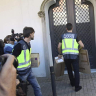 Agentes de la Policia Nacional entran en la casa de Oleguer Pujol, hijo menor del ex presidente catalán Jordi Pujol.