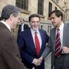 Miguel Alejo saluda al ministro López Aguilar en presencia de Jesús Malaga , ayer en Salamanca