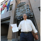 García posa con la denuncia presentada en los juzgados. BARREDO