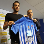 Iago Díaz, en el acto de presentación junto al director deportivo del conjunto berciano. ANA F. BARREDO