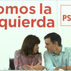 Cristina Narbona, presidenta del PSOE, conversa con Pedro Sánchez, el pasado lunes en la sede del partido.