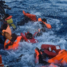 Refugiados dominados por el pánico durante una operación de rescate frente a las costas de Libia.