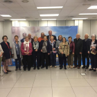 El candidato popular al Ayuntamiento de León, Antonio Silván, junto a la concejala de Servicios Sociales Marta Mejías, junto a una representación de grupos de mayores de la capital.