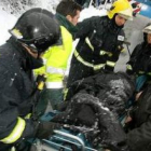 Los Bomberos retiran del bús el cadáver de una de las mujeres fallecidas en el 2006.