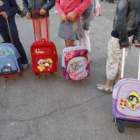 Un grupo de niños espera a la entrada de un colegio, en una imagen de archivo