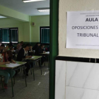 Opositores, ayer, en el examen en León.