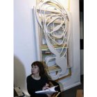 La galerista leonesa Laura Gutiérrez, de Cubo Azul. Y obra del leonés Verbis expuesta en Max Estrell