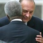 Annan recibe el abrazo de Chirac en París, donde decidió enviar la misión de la ONU a Irak