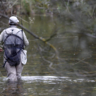 Un pescador en uno de los ríos leoneses en los que la trucha es el pez estrella. FERNANDO OTERO