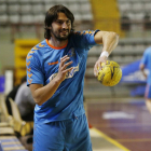 EL LATERAL ARGENTINO DEL ABANCA ADEMAR, FEDE VIEYRA DURANTE UN ENTRENAMIENTO