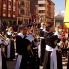 La nueva banda, con el estandarte al fondo