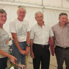 Los homenajeados junto al alcalde de Posada.