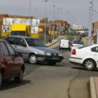 La salida de la avenida Oviedo a la carretera Asturias ocasiona grandes atascos en hora punta.