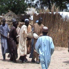 Un grupo de personas traslada a las víctimas de un atentado yihadista en Nigeria.