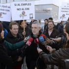 Prieto, ayer, atendiendo a los medios tras la reunión.