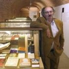 Antonio Colinas posa junto a algunos de los libros de la exposición