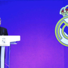 El presidente del Real Madrid, Florentino Pérez, en la ceremonia de la entrega de las insignias de Plata, Oro y Oro y Brillantes del club.