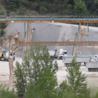 Los camiones volvieron a cargar ayer en la cantera de caliza de Catisa sobre la que pesa una orden de paralización de actividad.