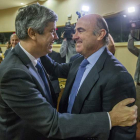 El ministro luso de Finanzas, Mário Centeno (i), saluda a su homólogo español, Luis de Guindos. EFE