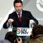 Josu Jon Imaz lee el comunicado oficial del PNV