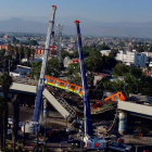 Vista aérea del colapso de los vagones del metro en México. CARLOS RAMÍREZ