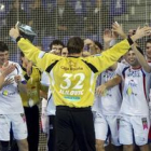 Mirko Alilovic, que realizó un partido memorable, es aclamado por sus compañeros