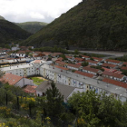 Panorámica de las casas bajas de la vega de Ciñera, que forman parte del inventariado de la Vasco. JESÚS F. SALVADORES