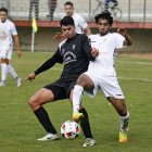 Tarek, a la derecha, trata de cortar el avance del jugador ejidense Germán. F. OTERO PERANDONES