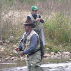 La pesca tradicional también tiene sitio en la Semana de la Trucha.