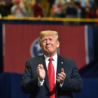 El presidente estadounidense, Donald Trump en un acto de campaña en la McKenzie Arena, en Chattanooga, Tennessee