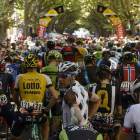 Los corredores esperan en Digne les Bains a que se dé la salida de la 17ª etapa del Tour, con Valverde y Buchmann a la cabeza.