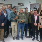 Los cinco pescadores junto a autoridades y dirigentes federativos en el museo del Paso Honroso. TRANCA