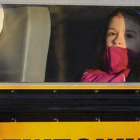 Una niña en el bus a Newtown al salir de la nueva escuela Sandy Hook.