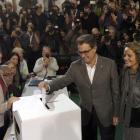El presidente de la Generalitat, Artur Mas, acompañado de su esposa,Helena Rakosnik, en la Scola Pia de Balmes donde depositó su papeleta en la jornada participativa, sin carácter vinculante, convocada hoy para que los catalanes se pronuncien sobre la ind