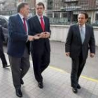 Miguel Alejo y Alfonso Fernández Mañueco, durante su visita al 112, junto a Luis Aznar