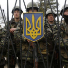 Soldados ucranianos hacen guardia en la entrada de la base de infantería de Pereválnoye, en Crimea.