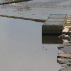 La imagen tomada el domingo muestra la suciedad acumulada en el río en Cacabelos.