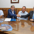 Valentín y Pérez se dan la mano ante Arias.